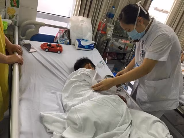 Đây là bé trai 7 tuổi (quê Chương Mỹ, Hà Nội) vào viện trong tình trạng tỉnh, mặt có nhiều vết thương, khuyết 1/2 môi trên dính sát liền mũi, vết thương thấu môi dưới, phần đứt rời kích thước 2x2 cm dập nát, có nhiều vết răng chó ở trên. Theo bác sĩ trường hợp bé trai này có tổn thương ảnh hưởng lớn đến chức năng và thẩm mỹ, tiên lượng kém, phải phẫu thuật tạo hình nhiều lần cho dù kết quả sẽ không bao giờ trở về như trước được.