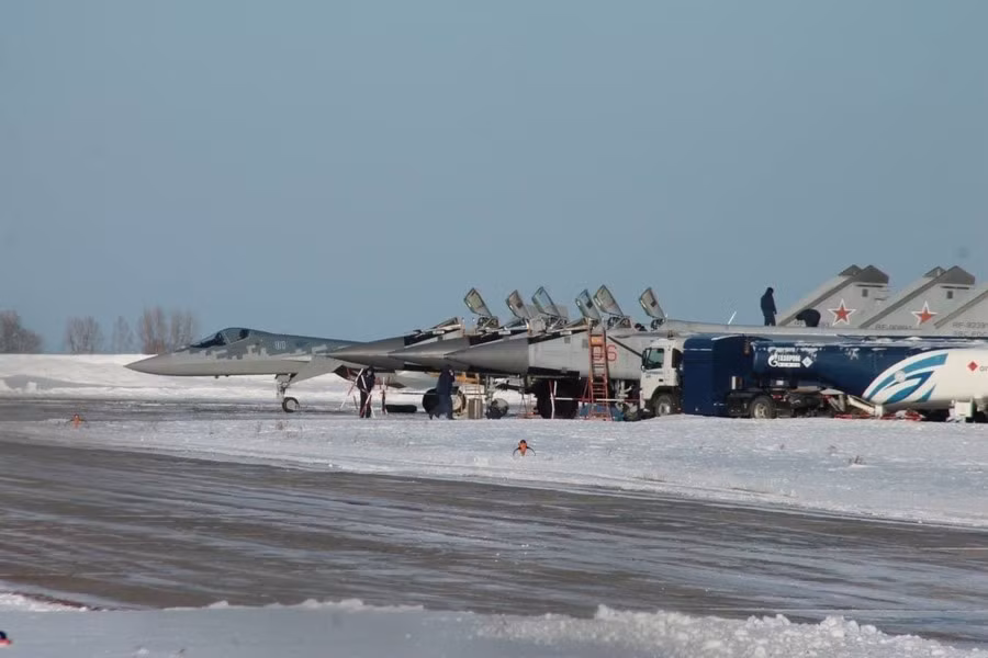 Khí tài điện tử hàng không của Su-57M cũng có bước tiến rõ rệt, điển hình như phạm vi phát hiện mục tiêu của radar N036 Belka (AESA) được tăng lên, cho phép theo dõi và tấn công mục tiêu một cách hiệu quả từ cự ly xa.