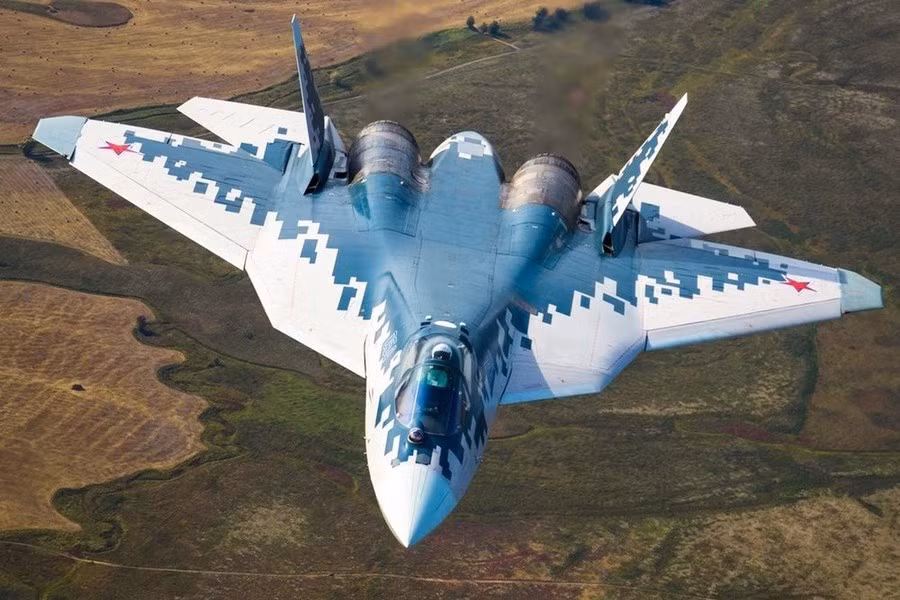 Cả hai tên lửa nói trên đều có tốc độ siêu thanh (Mach 6 - 7) và tầm xa 400 km, biến tiêm kích Su-57 thành “S-400 bay” khi có khả năng tấn công các mục tiêu trên không từ khoảng cách rất lớn, khiến nó đặc biệt hiệu quả trong vai trò tiêm kích phòng không.