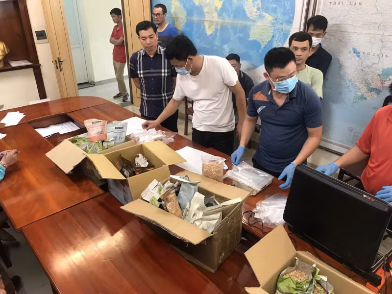 62kg ma tuy trong lon bia, tui tra sua tu chau Au ve Viet Nam