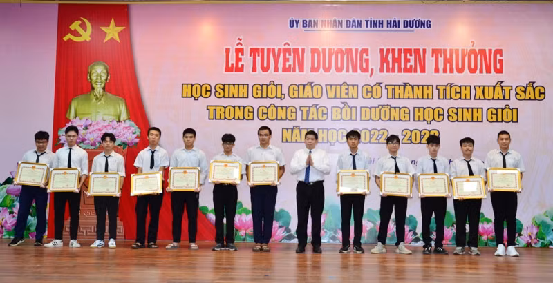 Hải Dương giữ vững nhóm đầu cả nước về thành tích học sinh giỏi quốc gia - Hình 4 Hai Duong giu vung nhom dau ca nuoc ve thanh tich hoc sinh gioi quoc gia-Hinh-4