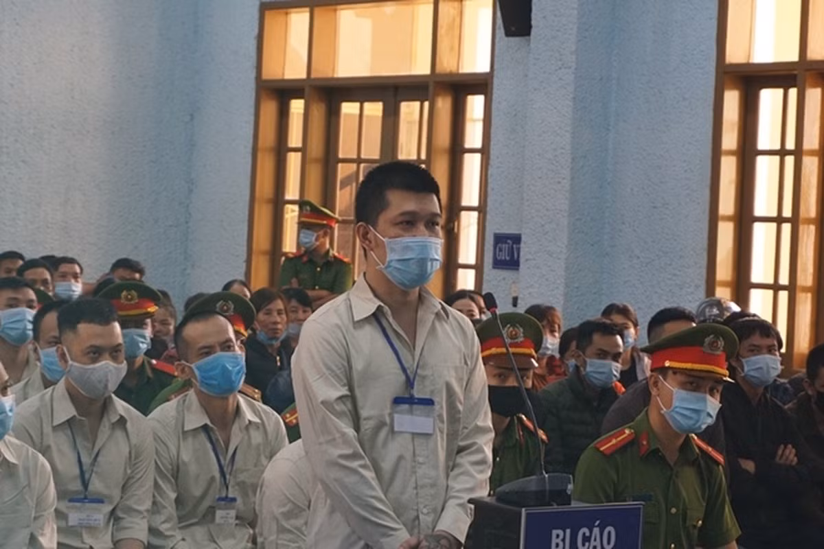 Hồ sơ vụ án tổ chức đánh bạc cho thấy, cuối tháng 2/2019, Nguyễn Mạnh Hùng cùng Bùi Viết Khánh (SN 1978, trú tại tổ 01, phường Ia Kring, TP.Pleiku) bàn bạc, thống nhất mở xới bạc cho các con bạc sát phạt ăn thua bằng tiền dưới hình thức chơi xóc đĩa tại khu vực vườn điều thuộc thôn 76 (xã Hà Bầu, huyện Đak Đoa, Gia Lai). 