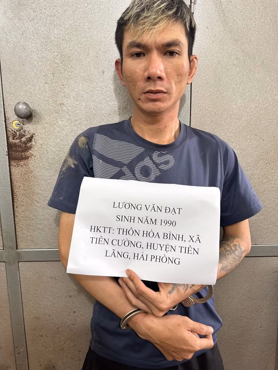 Tên cướp tiệm vàng ở Hải Dương trốn dưới ao bèo khi đồng phạm bị bắt - Hình 2 Ten cuop tiem vang o Hai Duong tron duoi ao beo khi dong pham bi bat-Hinh-2