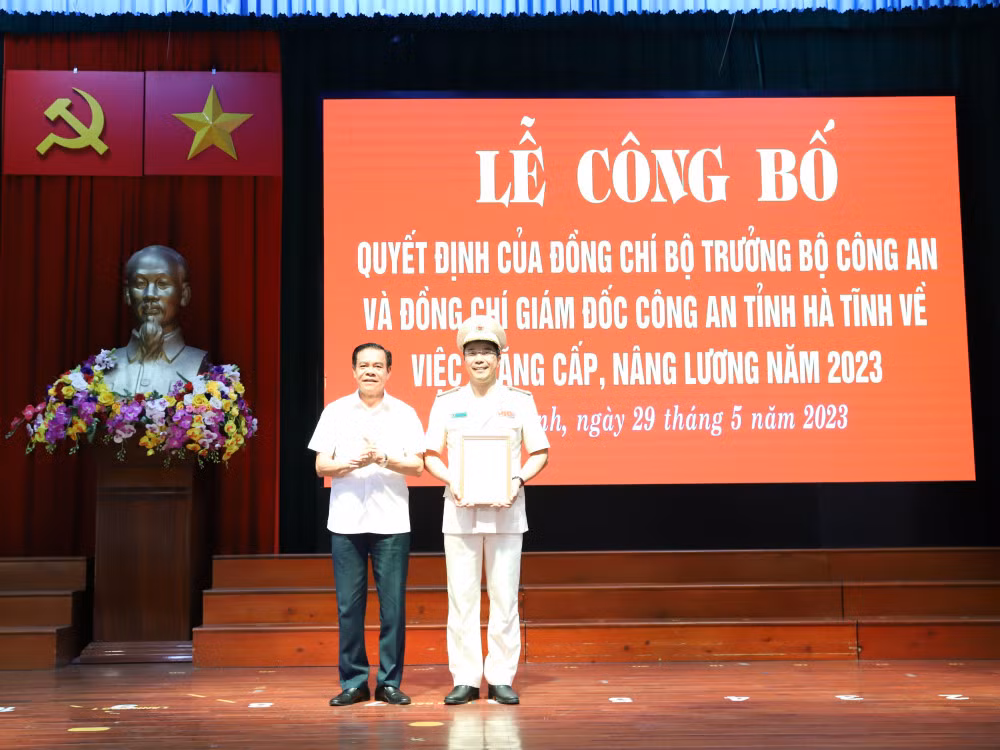  Đại tá Nguyễn Hồng Phong – Giám đốc Công an tỉnh Hà Tĩnh: Ngày 29/5 Công an Hà Tĩnh đã tổ chức lễ Công bố quyết định thăng cấp bậc hàm, nâng bậc lương năm 2023. Trong đợt này, Thượng tá Nguyễn Hồng Phong - Ủy viên BTV Tỉnh ủy, Giám đốc Công an tỉnh Hà Tĩnh được thăng quân hàm, nâng bậc lương từ thượng tá lên đại tá.
