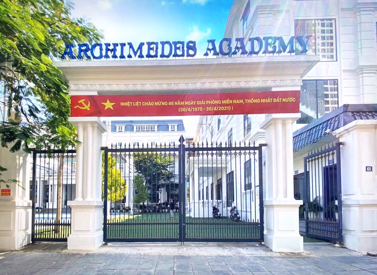 Bo quen hoc sinh tren xe dua don: Tieu hoc Archimedes Academy nhan trach nhiem