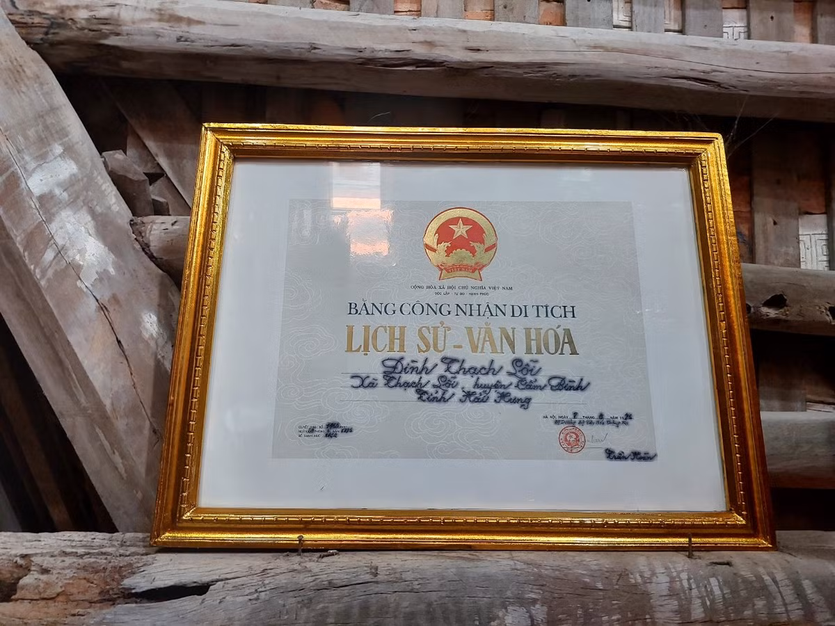 Nói về sự xuống cấp của đình Thạch Lỗi, ông Vũ Thạch Sứ, Phó Ban Khánh lễ đình Thạch Lỗi cho biết, thời điểm hiện tại, đầu đao phía đông tòa tiền tế đã bị mục có nguy cơ sụp đổ. Mái ngói phía đông tòa tiền tế cũng bị xô, sụt, cả đầu đao và mái ngói đều phải gia cố bằng cột để chống đỡ. 