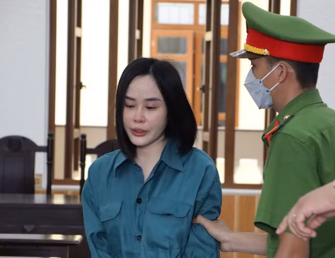 Sau thỏa thuận, công ty cử người lái ô tô (biển số 51H - 242.74) từ TP HCM đến TP Phan Thiết làm hợp đồng thuê xe thời hạn 3 tháng (24/1 - 24/4/2022) và giao xe, giấy tờ liên quan cho Vân Anh. Vân Anh đã trả tiền thuê xe tháng đầu cùng chi phí giao xe cho Công ty Gia Đình Việt là 50 triệu đồng và sử dụng xe đi lại. (Ảnh: NLĐ) 