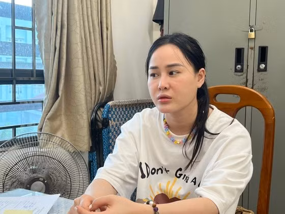 Tháng 5/2022, Vân Anh lái xe ra Ninh Bình và rủ một người bạn mở cửa hàng bán trái cây. Thời điểm này, Vân Anh mua trả góp 2 sim điện thoại số đẹp của một người ở tỉnh Hải Dương với giá 500 triệu đồng. 