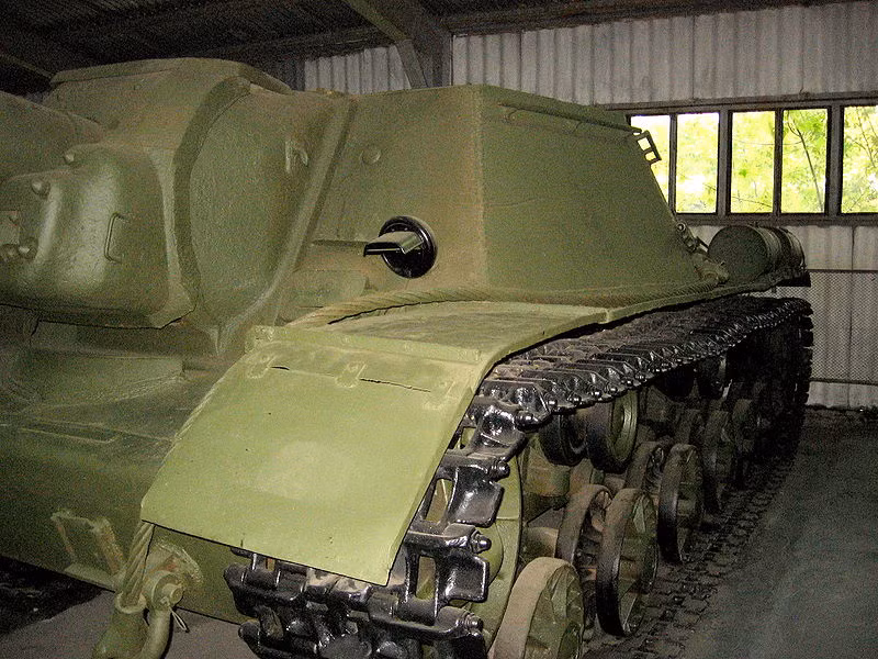 Pháo tự hành xung kích SU-152 nặng khoảng 45,5 tấn, dài 8,95m, rộng 3,25m, kíp lái 5 người. Pháo được trang bị một động cơ diesel 12 xy lanh V-2K công suất 600 mã lực cho tốc độ tối đa 43km/h, dự trữ hành trình 330km. Nguồn ảnh: Wikipedia