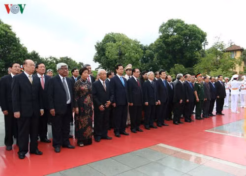 Cùng dự lễ còn có các đồng chí nguyên lãnh đạo Đảng, Nhà nước; các đồng chí Ủy viên Bộ Chính trị, Bí thư Trung ương Đảng, Phó Chủ tịch Quốc hội, Phó Thủ tướng Chính phủ; lãnh đạo các Bộ, ban, ngành, đoàn thể Trung ương; các cán bộ lão thành cách mạng.