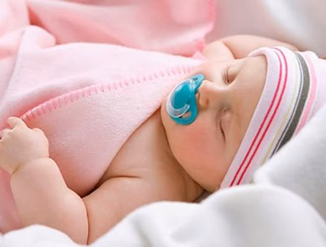 Một số trẻ sơ sinh bị viêm phổi là do bị nhiễm khuẩn phổi có thể xảy ra từ trước, trong hoặc sau sinh. Trẻ có thể bị bệnh ngay trong khi sinh do hít phải nước ối, phân su đã bị nhiễm khuẩn hoặc dịch tiết ở đường sinh dục của người mẹ. Trong khi đỡ đẻ, hồi sức sau đẻ và chăm sóc trẻ sơ sinh nếu không thực hiện vô trùng, trẻ rất dễ bị nhiễm khuẩn từ dụng cụ và môi trường, người chăm sóc. (nguồn: Zing)