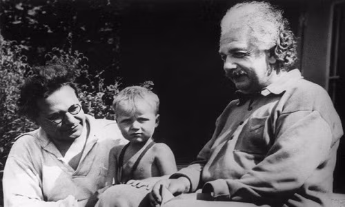 Nhà bác học thiên tài Einstein còn có hai con trai là Hans Albert (sinh năm 1904) và Eduard (sinh năm 1910). Người con út của Einstein là Eduard được đánh giá là thừa hưởng trí thông minh thiên bẩm của cha. Eduard cũng rất giỏi âm nhạc.