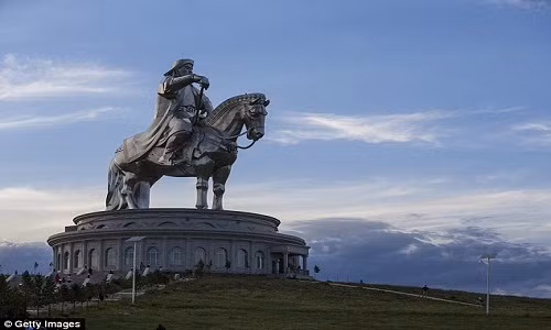 Theo đó, khi ghé thăm nơi này, du khách có thể đi vào bên trong tượng. Tại đây, du khách sẽ nhìn thấy một bản đồ lớn miêu tả các cuộc xâm lược của Thành Cát Tư Hãn, một phòng trưng bày nghệ thuật, một phòng hội nghị, nhà hàng và cửa hàng lưu niệm.