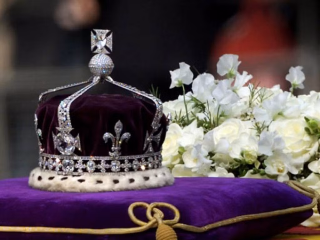 Koh-i-Noor có nghĩa là "Núi của ánh sáng" trong tiếng Ba Tư được nhiều người biết đến khi là một trong những viên kim cương lớn và đắt giá nhất thế giới. Không những vậy, lời nguyền viên kim cương này khiến nhiều người rùng mình.