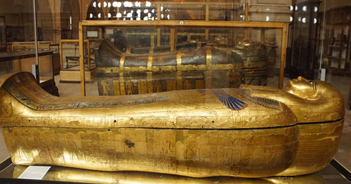Trong số này, đáng chú ý là vị trí để tay của pharaoh Ai Cập. Trong quá trình ướp xác, những người thợ ướp xác sẽ để hai tay vắt chéo đặt trên ngực.