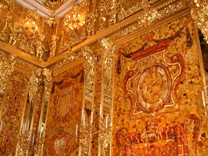 Trong Chiến tranh thế giới 2, sau khi phát xít Đức thực hiện tấn công xâm lược Liên Xô, người ta tháo dỡ căn phòng hổ phách để tránh rơi vào tay kẻ thù. Theo đó, bảo vật này được chuyển đến lâu đài Königsberg.