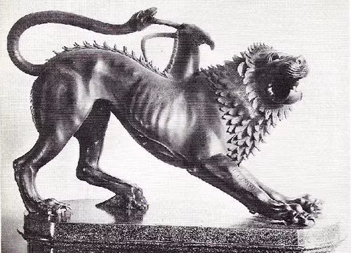 Trên lưng quái vật Chimera có đầu rồng khiến diện mạo của nó trở nên quái dị.
