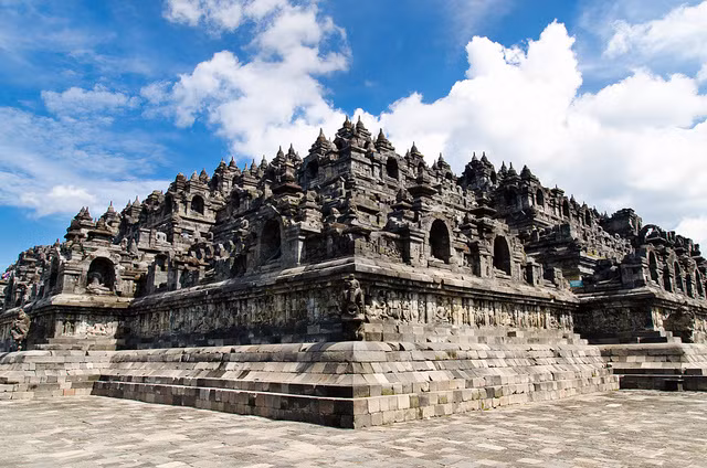 Borobudur là ngôi đền Phật giáo lớn nhất thế giới nằm trên đảo Java. Đây là một trong số những di sản thế giới nổi tiếng của Indonesia. Tên của ngôi đền được lấy từ chữ Phạn “Vihara Buddha Ur” có nghĩa là “Đền thờ Phật trên núi cao”.