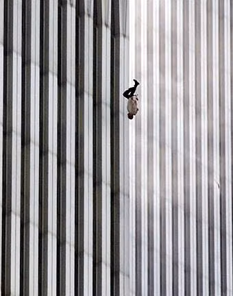Bức ảnh quặn lòng có tên "The Falling Man" của Richard Drew là một trong những tấm ảnh nổi tiếng nhất về vụ khủng bố xảy ra ở New York, Mỹ ngày 11/9/2001. Trong ảnh, người đàn ông tuyệt vọng nên quyết định nhảy xuống từ tòa tháp phía Bắc vì không ai có thể cứu họ. Theo ước tính, khoảng 200 người đã lựa chọn chết theo cách này.