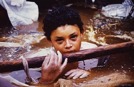 Omayra Sanchez Garzon, 13 tuổi người Colombia bị kẹt lại trong đống đổ nát sau khi ngọn núi lửa Nevado del Ruiz phun trào dữ dội khiến gần 25.000 người thiệt mạng năm 1985. Sau 3 ngày nỗ lực giải cứu, giới chức trách không thể cứu được Omayra và buộc phải nhìn cô bé qua đời vì mất nhiệt và hoại tử.