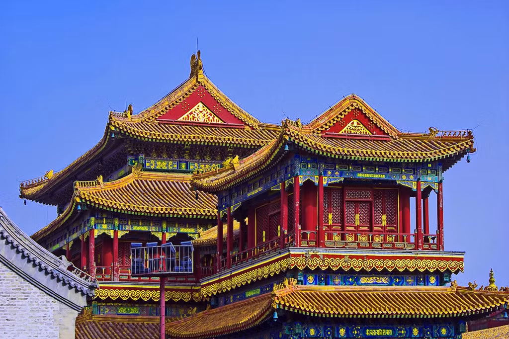 Để xây dựng nên Tử Cấm Thành nguy nga và tráng lệ, người ta đã sử dụng các loại vật liệu quý hiếm như ngói men ngọc An Huy, đá quý Phòng Sơn, gỗ quý Phương Nam... Trong số những vật liệu quý được dùng để xây dựng Tử Cấm Thành, đáng chú ý là loại gạch Tô Châu hay còn được gọi là "gạch vàng".