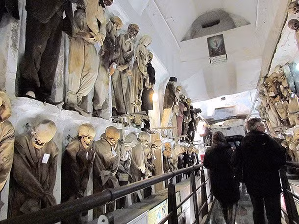 Hầm mộ Capuchin ở thành phố Palermo, Italy nổi tiếng thế giới là nơi cất giữ khoảng 8.000 xác ướp. Những xác ướp này được người dân địa phương khoác lên người những trang phục thịnh hành của thời kỳ mà họ sinh sống.