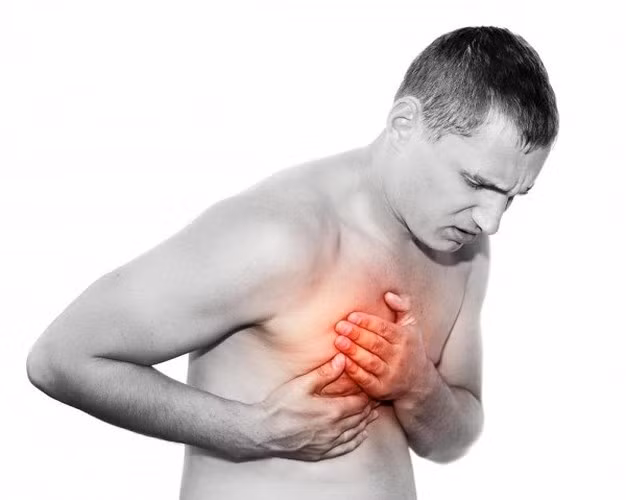 Cục u: Đàn ông thường phớt lờ các cục u ở ngực vì nghĩ rằng mình bị va đập ở đâu đó. Tuy nhiên, đây lại là dấu hiệu quan trọng cảnh báo ung thư vú. Theo bác sĩ Kristen Fernandez, người đứng đầu đơn vị ung thư vú thuộc trung tâm y tế MedStar Franklin Square (Mỹ), các cục u này thường không đau. Trường hợp ung thư lan rộng, bệnh nhân còn bị sưng vùng dưới cánh tay và khu vực xương cổ.