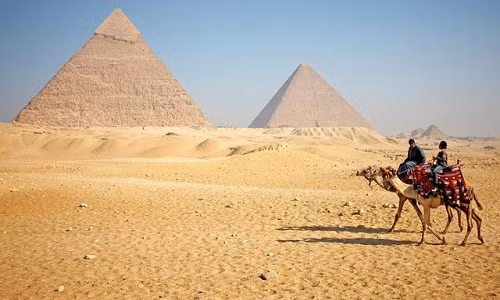 Theo các chuyên gia, kim tự tháp Giza được người Ai Cập xây dựng làm lăng mộ cho pharaoh Kheops thuộc triều đại thứ 4 thời Ai Cập cổ đại. Chính vì vậy, đại kim tự tháp Giza còn có tên gọi là kim tự tháp Kheops.