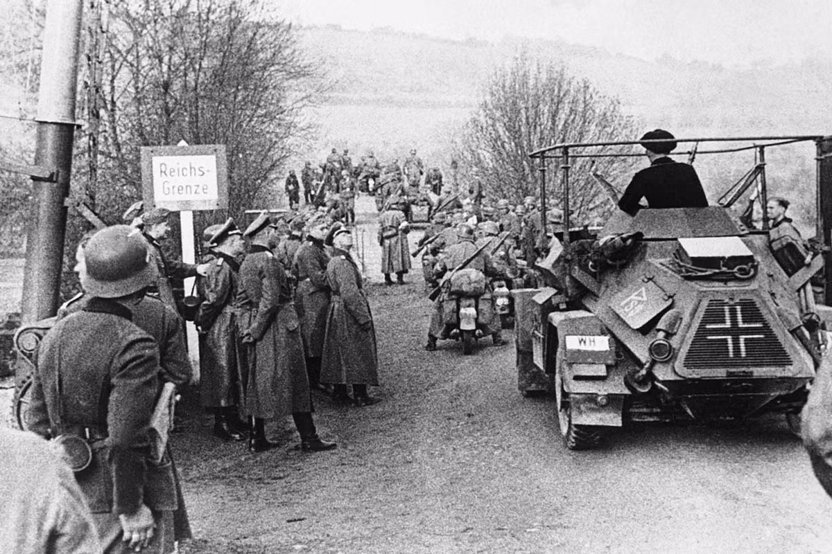 Hàng ngàn binh sĩ Đức quốc xã hành quân tiến về Luxembourg tháng 5/1940.
