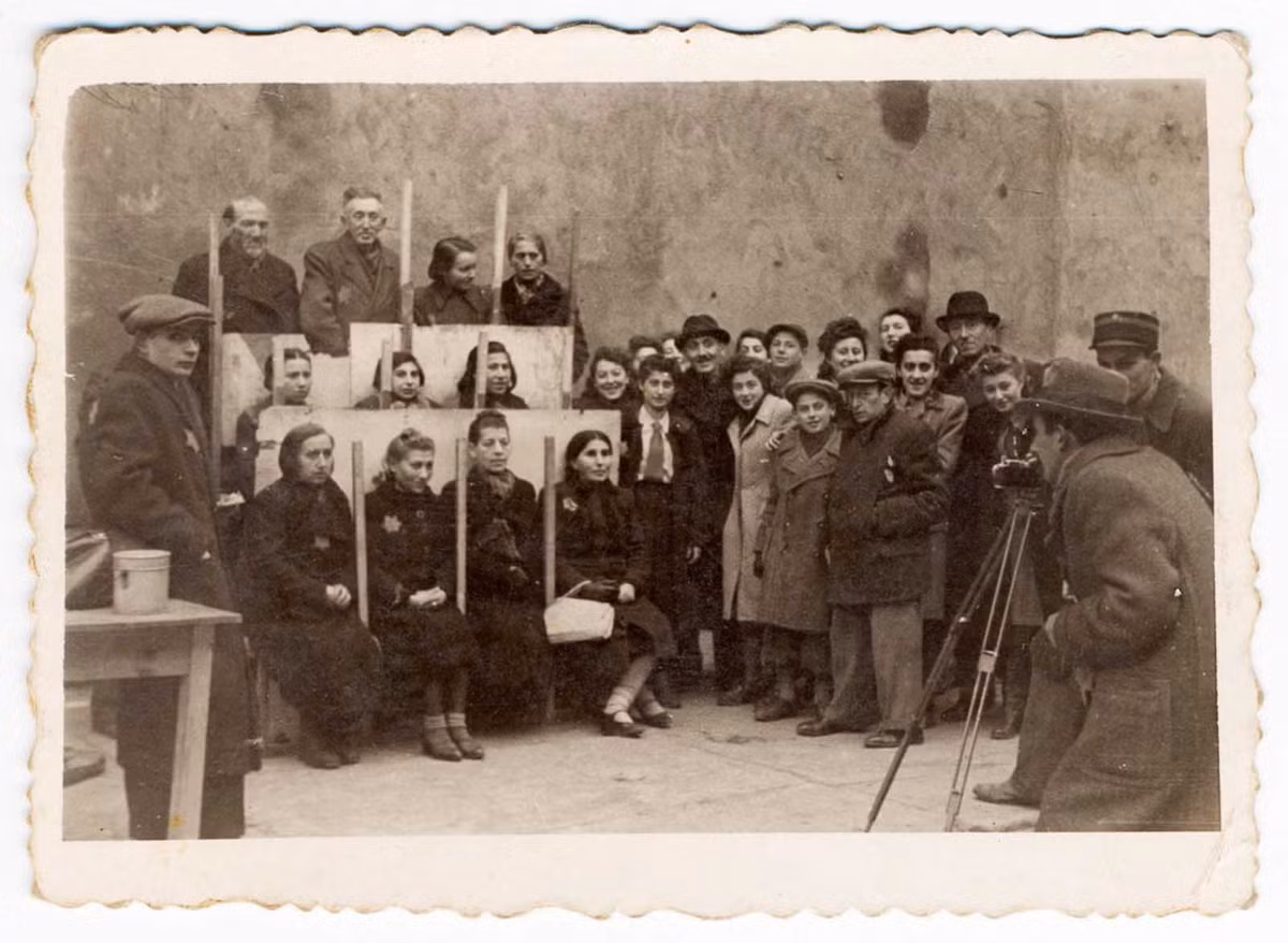 Nhiếp ảnh gia Henryk Ross chụp ảnh thẻ căn cước cho người Do Thái tại Lodz năm 1940.