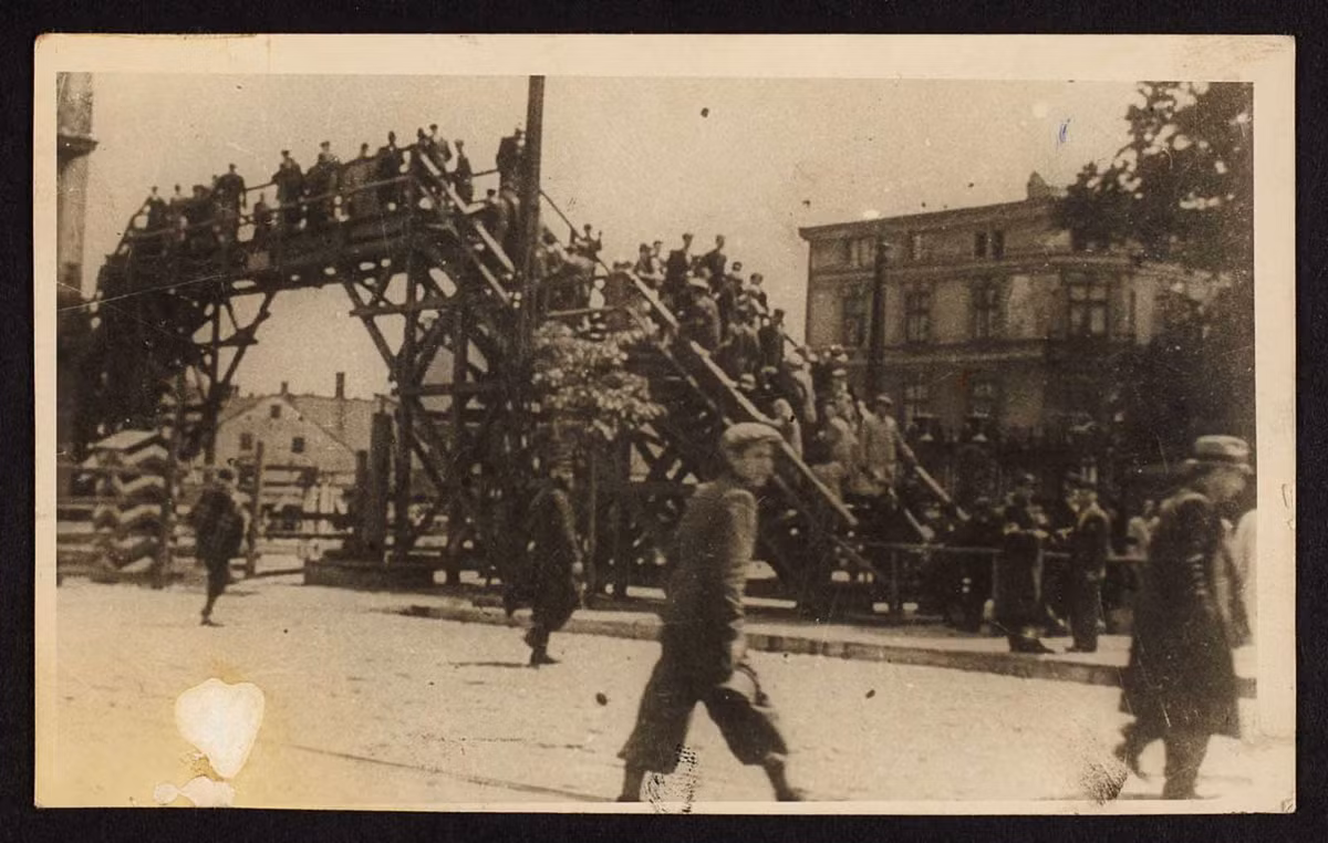 Trong thời gian từ năm 1940 - 1944, hàng trăm người Do Thái ở thành phố Lodz, Ba Lan bị Đức quốc xã bắt sống tập trung tại những khu vực riêng. Cuộc sống của họ ở khu khu Do Thái rất thiếu thốn, thường xuyên bị đói khát, bệnh tật...