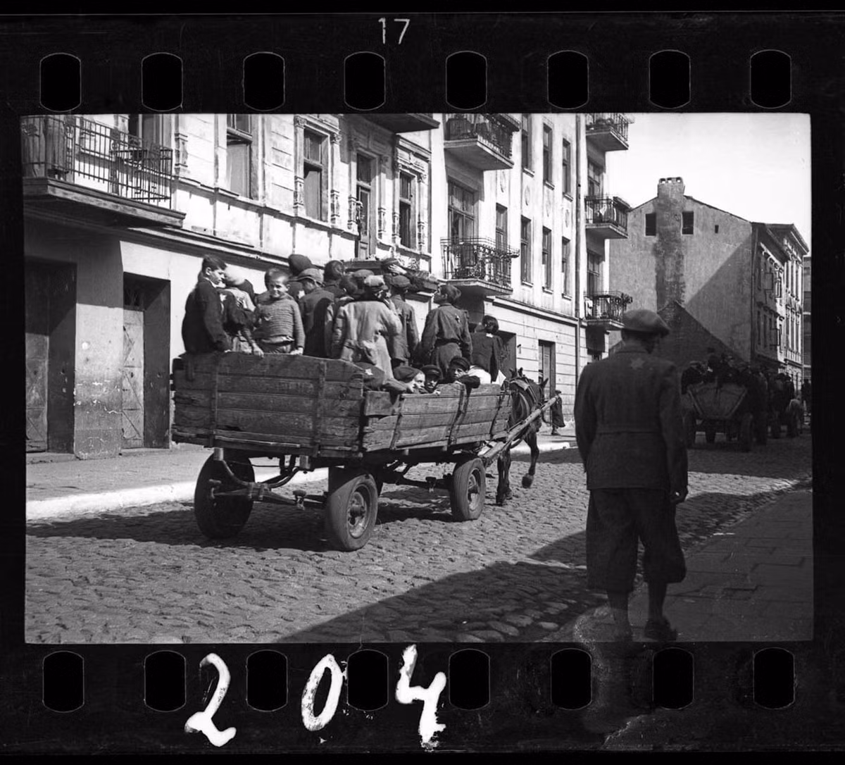 Trẻ em bị phát xít Đức đưa đến trại tử thần Chelmno nad Nerem năm 1942.