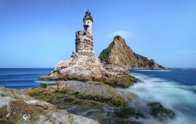 Ngọn hải đăng bị bỏ hoang trên đảo Sakhalin.