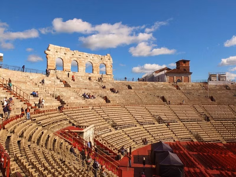 Nhà hát Verona Arena có sức chứa 22.000 khán giả. Chính vì vậy, nơi đây diễn ra những sự kiện lớn thu hút đông người tham gia.