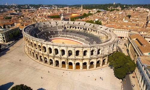 Được xây dựng vào khoảng năm 70 sau Công nguyên, Arena of Nîmes từng là điểm đến yêu thích của người dân theo dõi những cuộc chiến giữa các võ sĩ giác đấu và săn thú dữ.