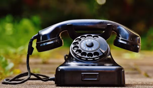 Năm 1867, thư nội bộ của Western Union có nội dung tiên đoán về điện thoại: "Điện thoại có quá nhiều hạn chế để có thể được xem là một phương thức giao tiếp, liên lạc".
