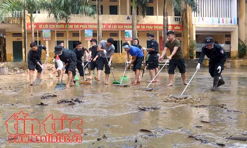 Am long canh chien si cong an giup dan trong mua lu