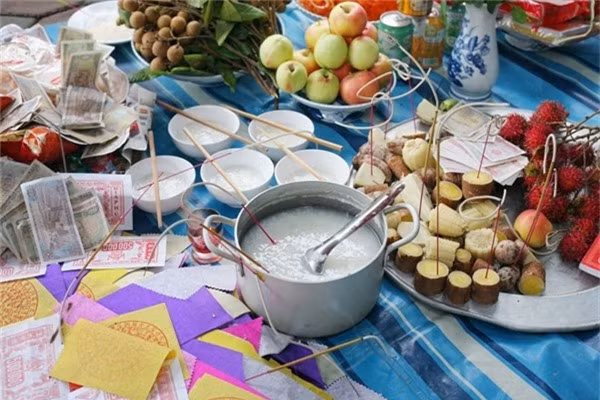 Mâm cúng chúng sinh gồm có: Muối gạo, cháo trắng nấu loãng, hoa quả, 12 cục đường thẻ, quần áo chúng sinh với nhiều màu sắc (xanh lam, xanh lá mạ, vàng, hồng...), các loại bỏng ngô, bánh, kẹo, nước, cây hương, ngọn nến nhỏ...