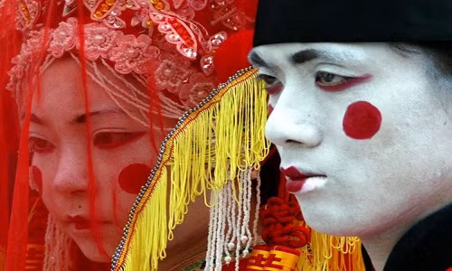 Theo quan niệm dân gian, linh hồn người quá cố chỉ có thể yên nghỉ khi gia đình tổ chức hôn lễ cho họ. Nhờ vậy, họ sẽ không còn cô đơn khi ở thế giới bên kia.