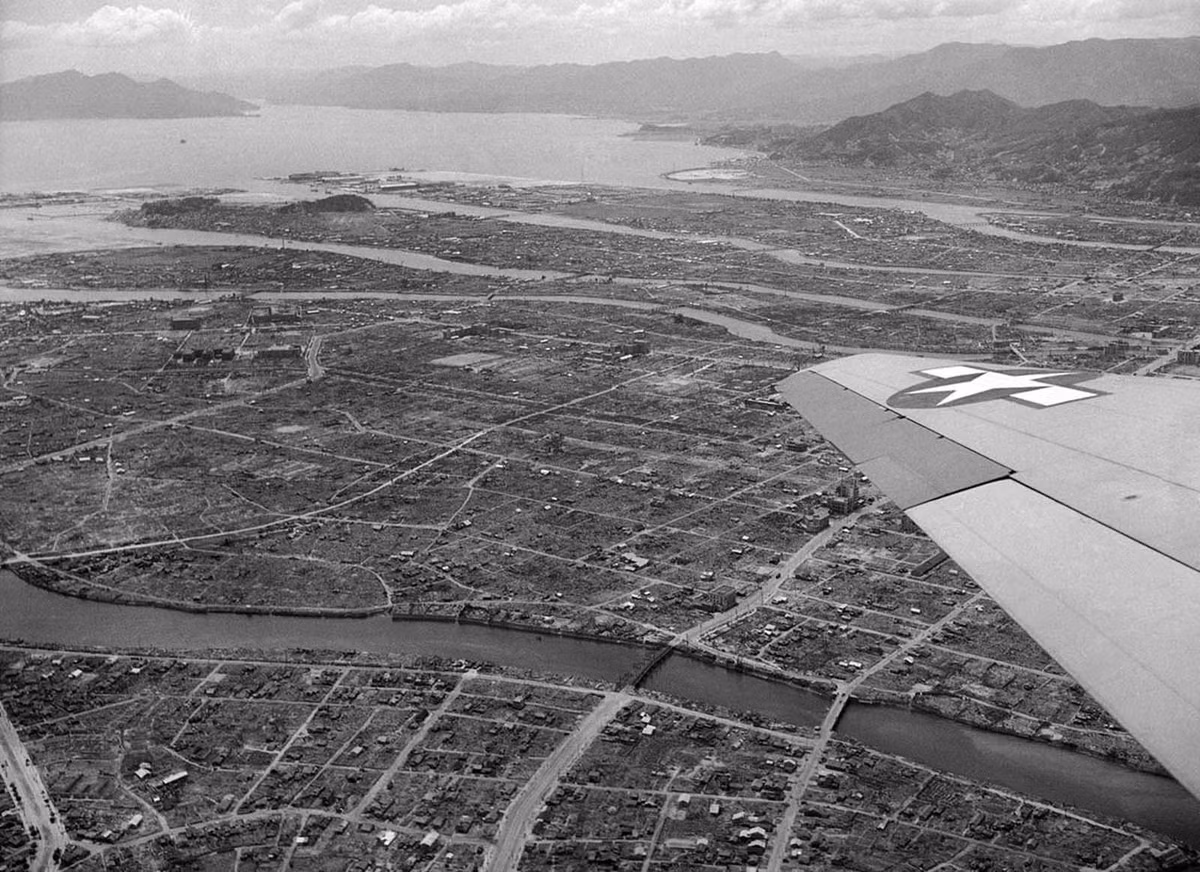 Ảnh chụp từ trên cao thành phố Hiroshima, Nhật Bản 1 năm sau khi bị ném bom nguyên tử vẫn còn nhiều khu vực bị san phẳng, hoang tàn khi chưa được tái thiết. Đây là một trong những bức ảnh cho thấy Chiến tranh thế giới 2 đã gây thiệt hại lớn về người và kinh tế như thế nào.