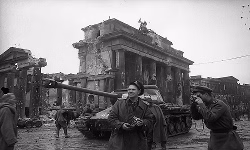 Nhiều tòa nhà, đường sá, công trình lịch sử ở Berlin, Đức bị phá hủy hoặc hư hại nghiêm trọng do bom đạn hồi Thế chiến 2. Phải mất nhiều năm sau khi Chiến tranh thế giới 2 kết thúc, Đức và nhiều nước mới hoàn thành quá trình tái thiết đất nước, vươn lên từ đống tro tàn.