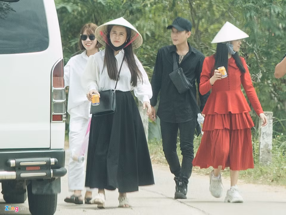 Những người họ hàng cùng cha mẹ Nhã Phương về trước. Tất cả đều rất vui vẻ, phấn khởi sau khi dự lễ đính hôn vào tối hôm trước. Sau khi về thăm bên Nhã Phương, đoàn mới di chuyển về Tam Kỳ, Quảng Nam để thắp hương cho tổ tiên và thăm họ hàng phía Trường Giang.