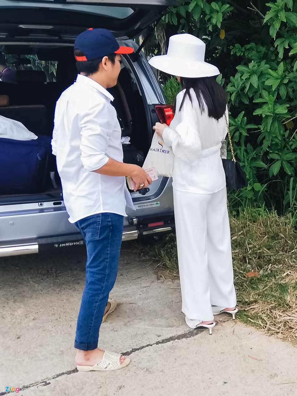 Ngôi nhà nơi Trường Giang và Nhã Phương về thăm là nhà cô ruột tại Quảng Nam. Đây là nơi cha mẹ Nhã Phương sống trước đây và cũng là nơi đặt bàn thờ tổ tiên.