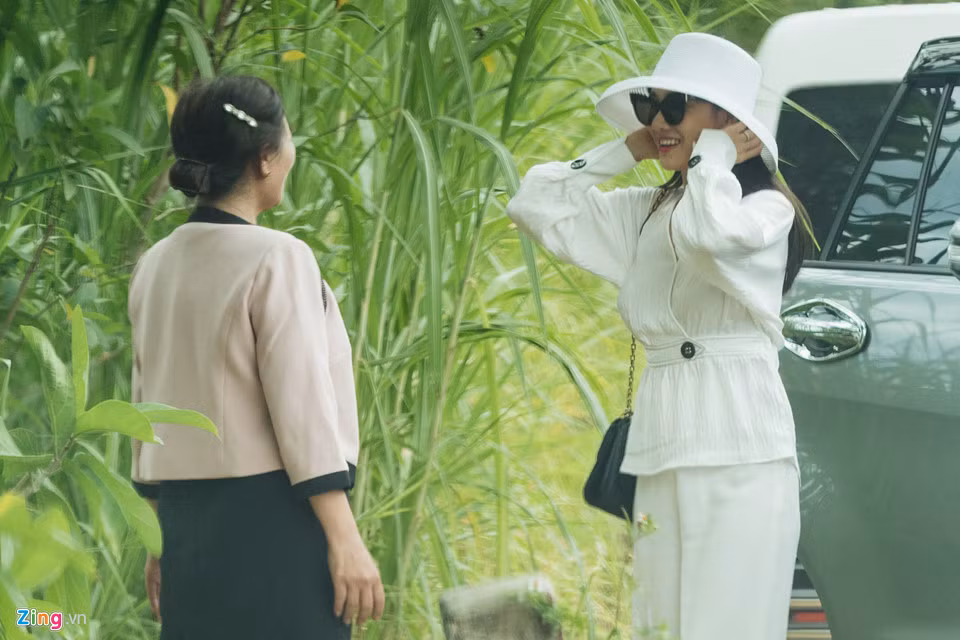 Nhã Phương chào hỏi mẹ. Bà đứng đợi con gái một lúc lâu trước khi cô tới và vui vẻ trò chuyện với những người họ hàng, hàng xóm xung quanh. Tối qua, người mẹ cũng khóc khi trao của hồi môn cho con gái.