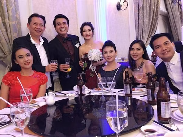 Đến ngày tổ chức tiệc cưới, vợ chồng Cao Minh Đạt tiếp tục lo lắng khi mưa rất lớn vào ngay giờ cử hành hôn lễ. Chuyện đám cưới "ế ẩm" vì mưa lớn vẫn thường xảy ra trong thực tế. Cặp đôi cũng phải gác lại ý định dùng ô tô đi một vòng quanh thành phố trước khi về nhà hàng. Cuối cùng, vợ chồng nam diễn viên nhẹ nhõm vì khách mời vẫn đến khoảng 450 người bất chấp thời tiết xấu.
