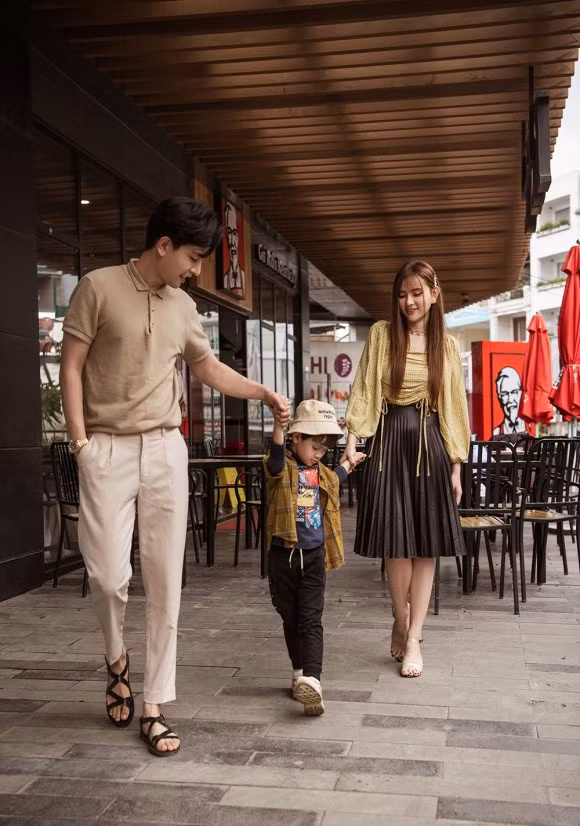 Cô nói thêm không chỉ riêng cô mà ông xã Kin Nguyễn cũng như bé Henry cũng thích thú khi được mặc đồ giống bố mẹ.