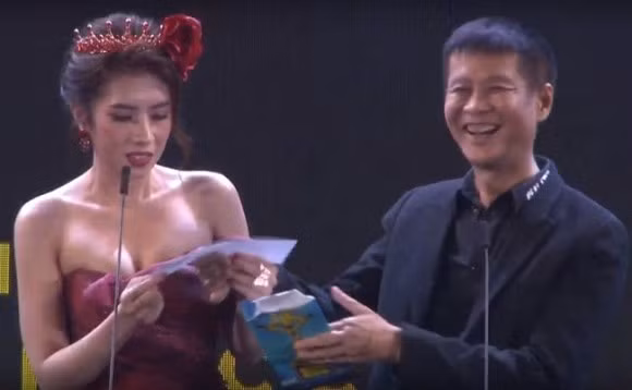 Nhan sac Hoa hau Duong Yen Nhung doc tu nhay cam o su kien Ngoi sao xanh