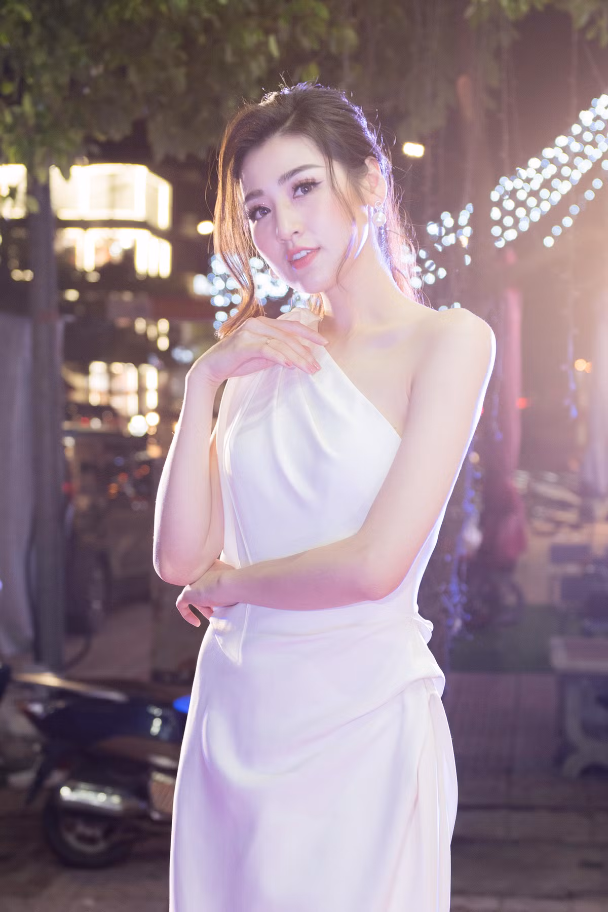 Gái 1 con Á hậu Tú Anh ngày càng nhuận sắc. Sau khi sinh con, cô nàng quay trở lại hoạt động khá mạnh mẽ trong showbiz.