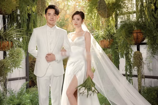 Theo một nguồn tin, Đông Nhi và Ông Cao Thắng đã thuê toàn bộ khu vực thực hiện lễ cưới, bố trí khoảng 10 biệt thự cho người thân và những phòng nghỉ hiện đại nhất cho 500 khách mời, trong đó có 200 nghệ sĩ. Các khách mời phải có thẻ ra vào và tham dự lễ cưới với trang phục màu trắng, đen và kem. Cặp đôi trực tiếp tham gia mọi khâu tổ chức, từ thư mời, vé máy bay tới phòng nghỉ... nhằm đảm bảo lễ cưới diễn ra một cách hoàn hảo nhất.
