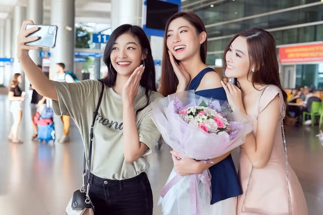 Lương Thùy Linh cho biết cả ba có mối quan hệ thân thiết sau khi đăng quang. Thời gian qua, cả ba tập trung sống và tập luyện ở TP.HCM nên họ càng gắn bó hơn. Theo hoa hậu, mỗi người có con đường và thế mạnh riêng nên giữa họ không có sự ghen tỵ, mâu thuẫn.
